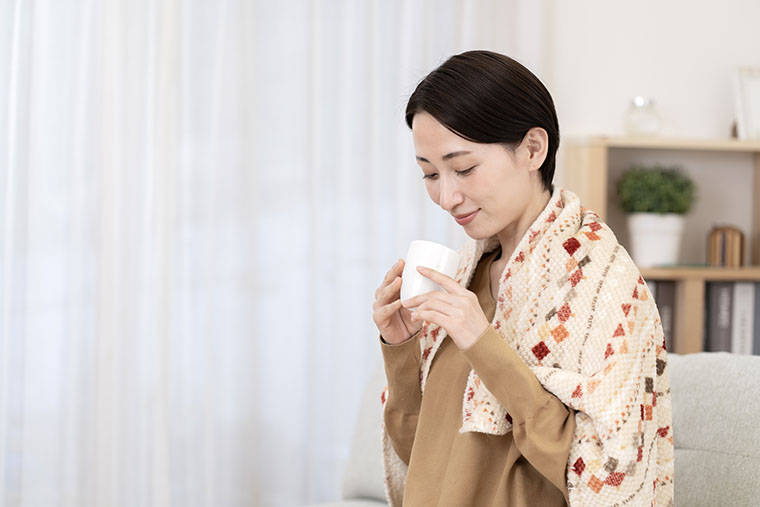 飲み物を飲む女性