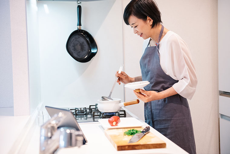 料理する女性