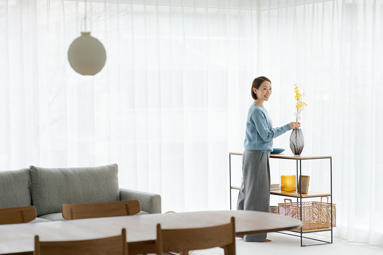 部屋を片付ける女性
