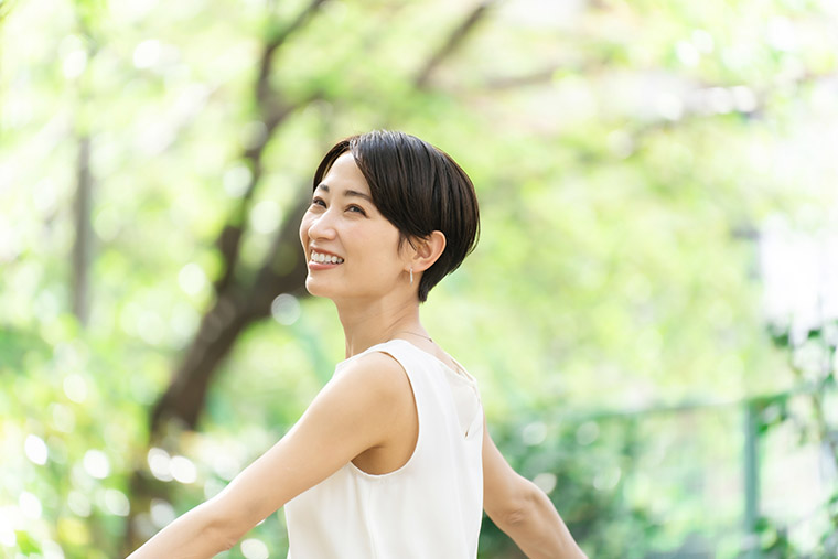 散歩する女性