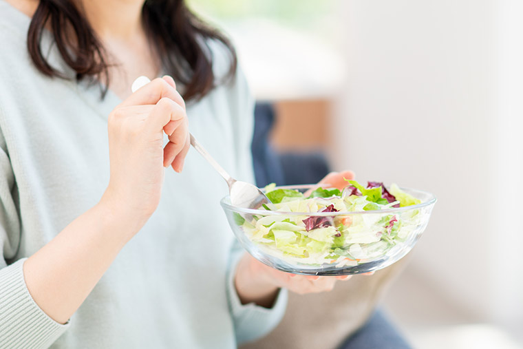 サラダを食べる女性