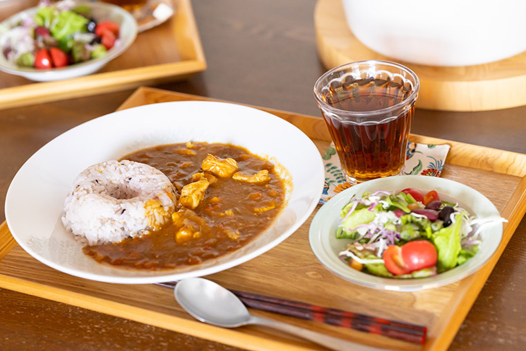 カレーとサラダ