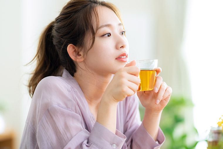 お茶を飲む女性