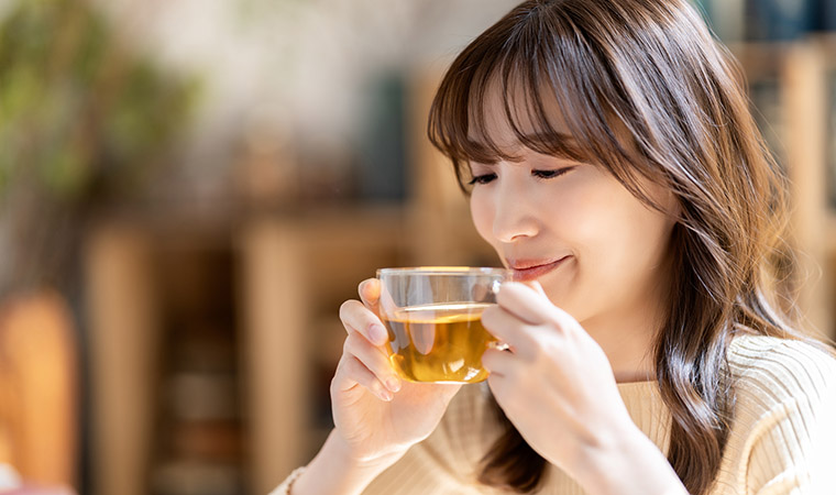 お茶を飲む女性
