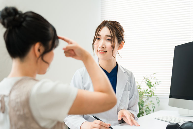 クリニックで受診する女性