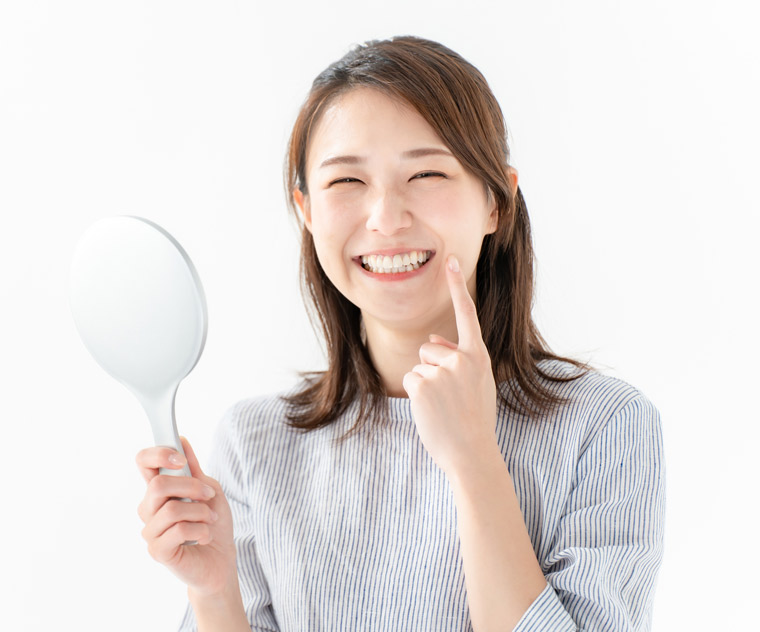 綺麗な歯を見せる女性