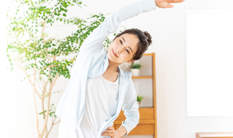 ラジオ体操をする女性