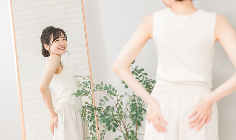 鏡を見る女性