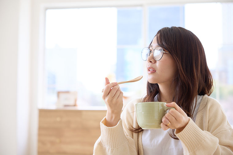 食事をする女性