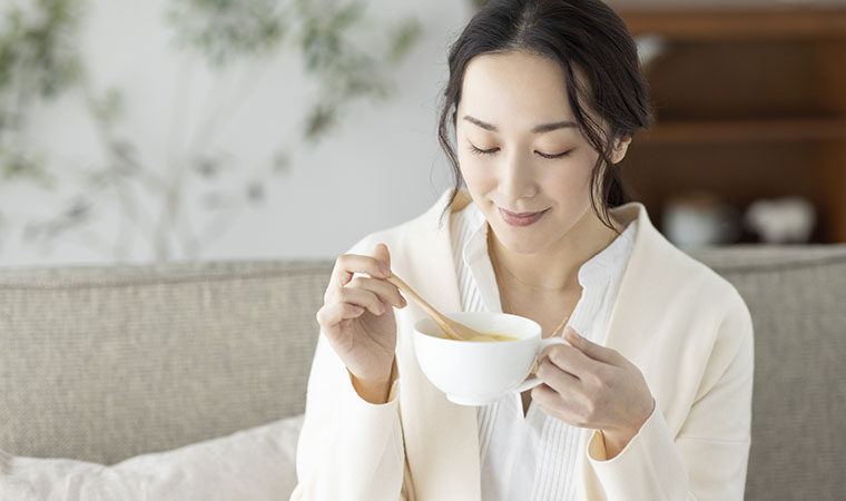 食事をする女性