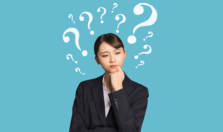 悩む女性