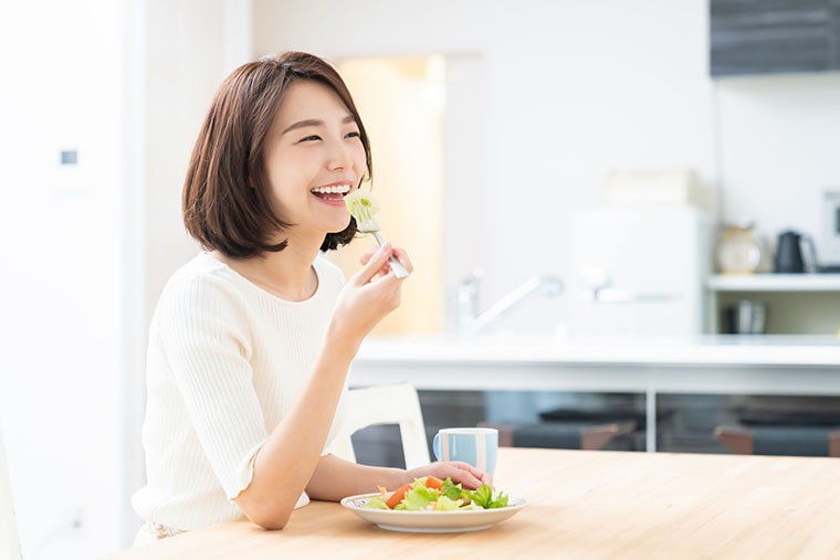 食事をする女性