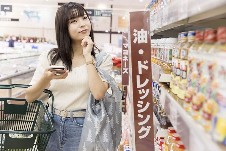 買い物をする女性