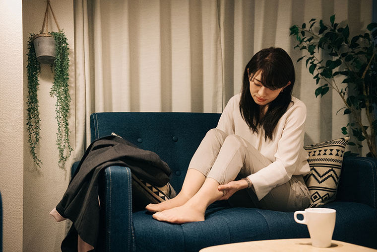 足のむくみに悩む女性