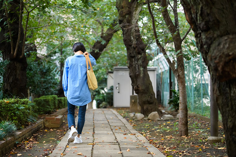 歩く女性