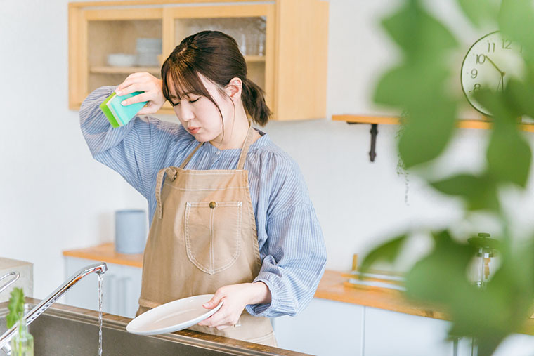 皿洗いをする女性
