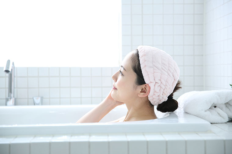入浴する女性