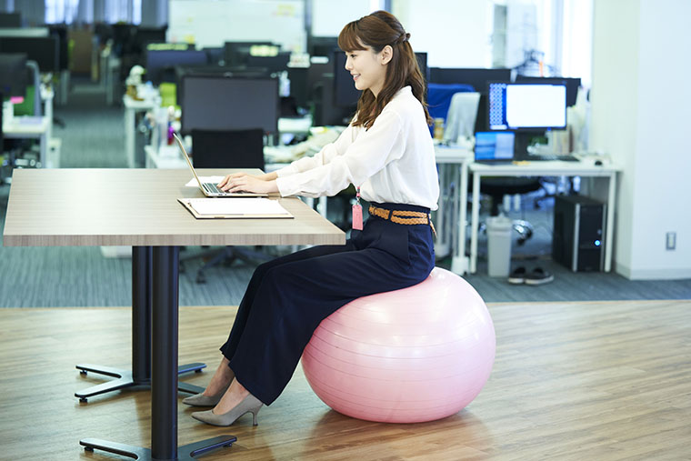 バランスボールを使ってダイエットする女性