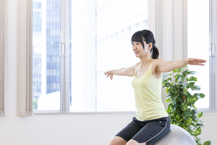 バランスボールを使ってダイエットする女性