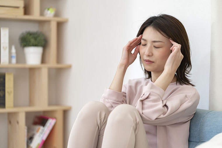 めまいに悩む女性