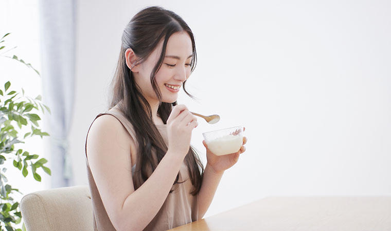 ヨーグルトを食べる女性