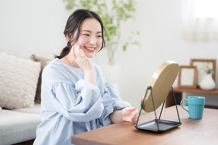 スキンケアをする女性