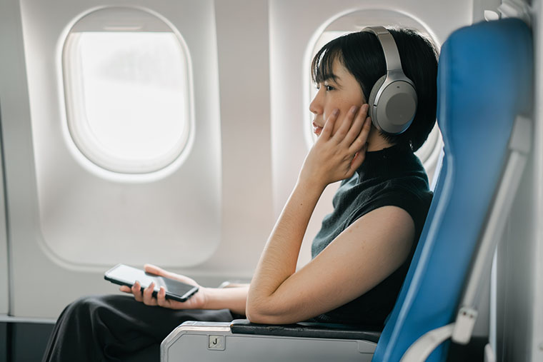 飛行機に乗る女性