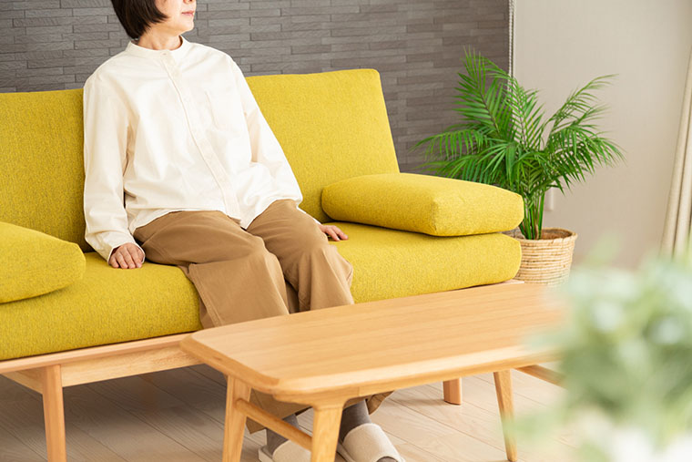 椅子に座る女性