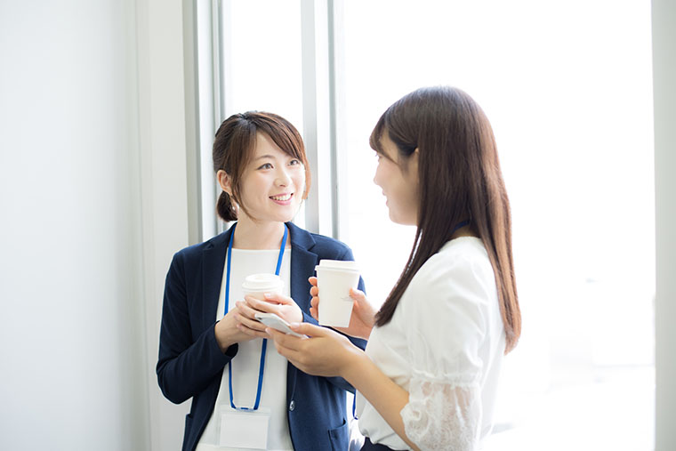 談笑する女性たち