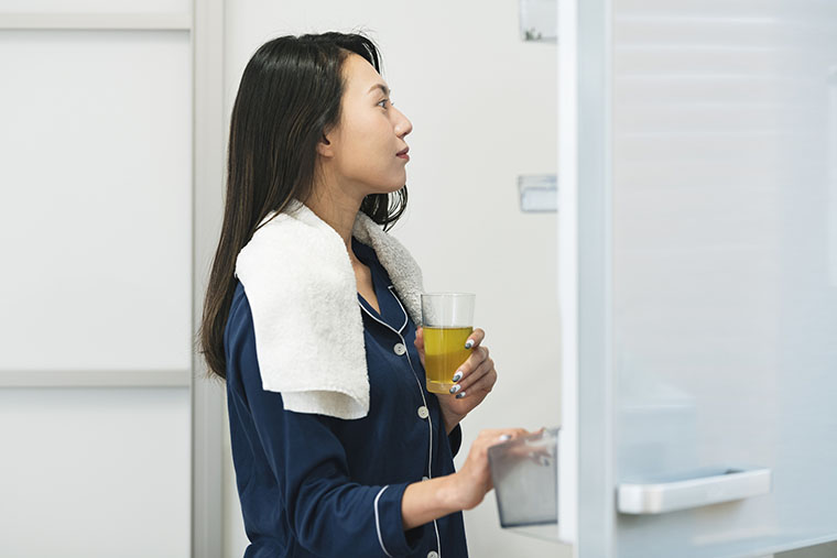 冷蔵庫を確認する女性