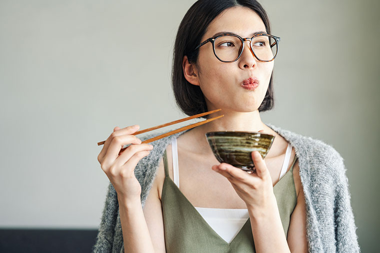 食事をする女性