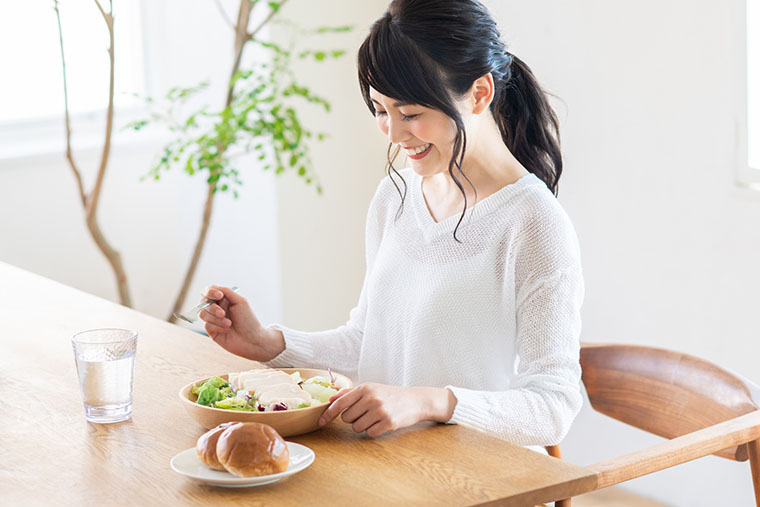 食事をする女性
