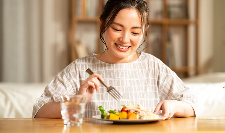 夜食を食べる女性