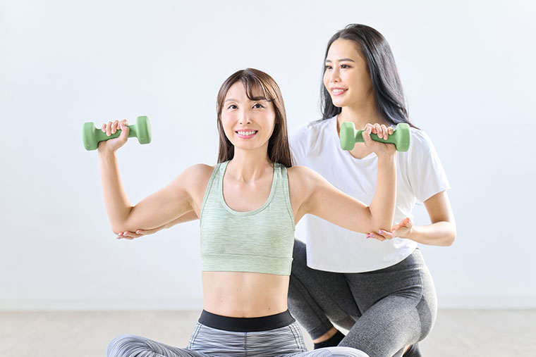 ダンベルで筋トレをする女性