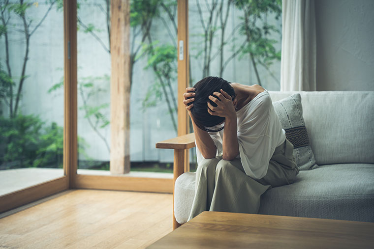 落ち込む女性