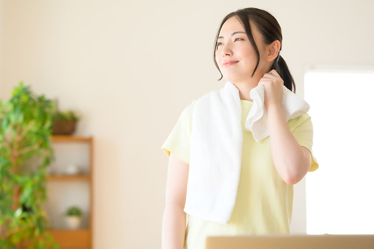 汗を拭く女性