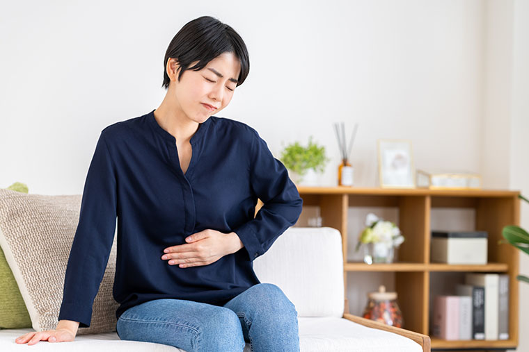腹痛に悩む女性