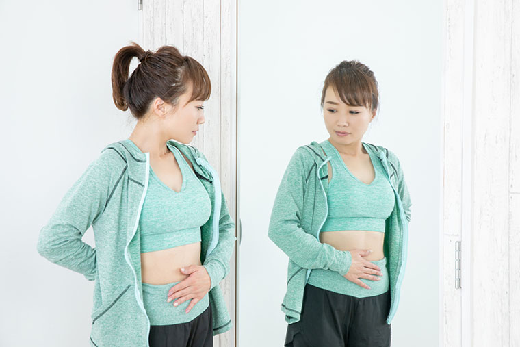 鏡を見る女性