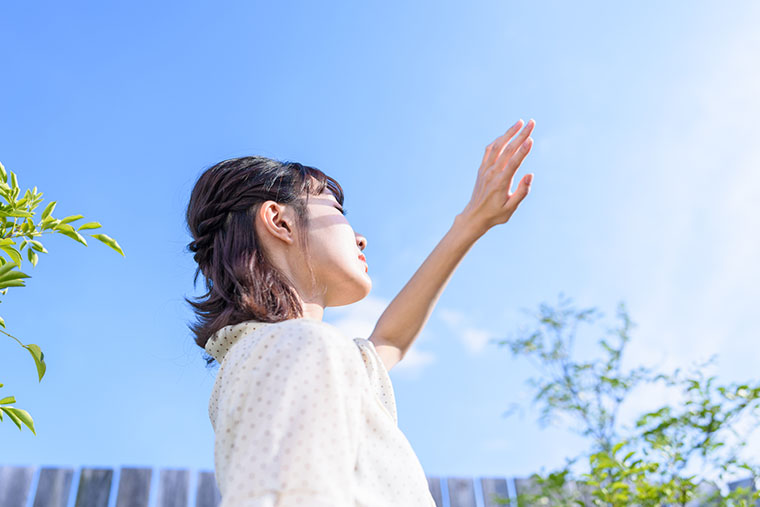 日光を浴びる女性