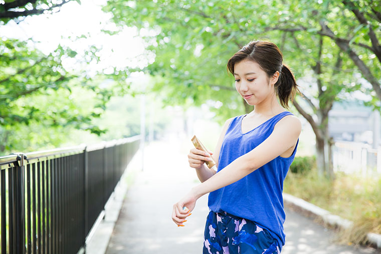 日焼け止めを塗る女性