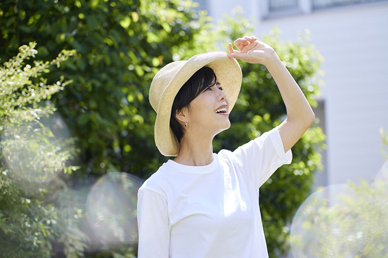 日光を浴びる女性