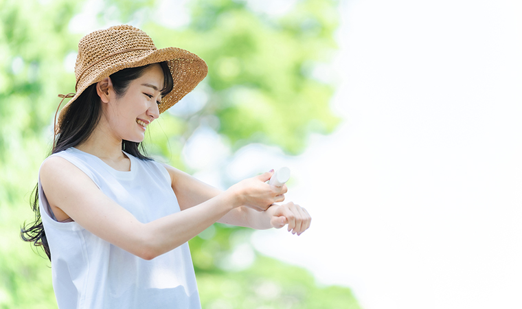 日焼け止めを塗る女性
