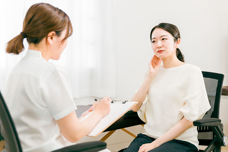 皮膚科に受診する女性