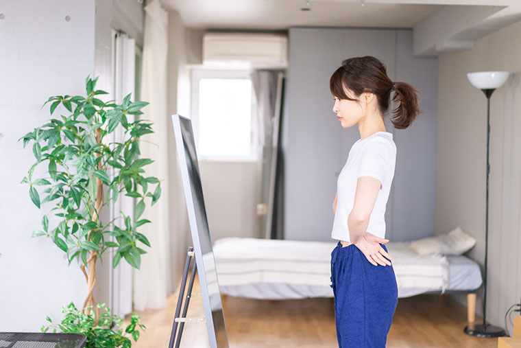 鏡を見る女性