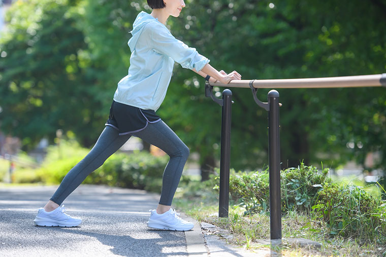 ストレッチする女性