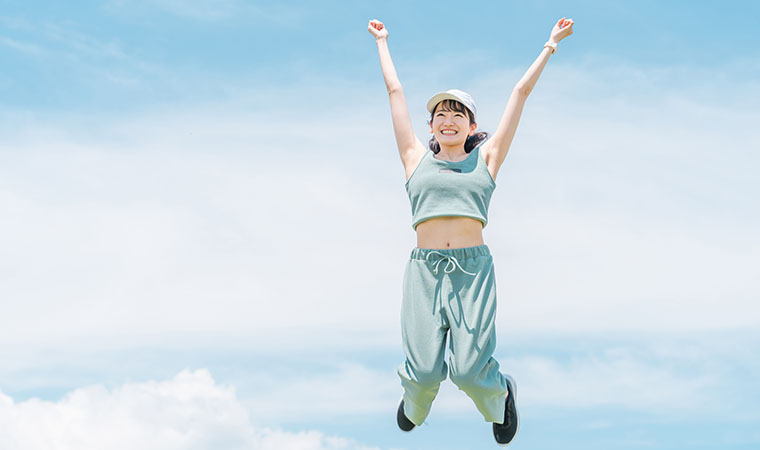 ジャンプをする女性