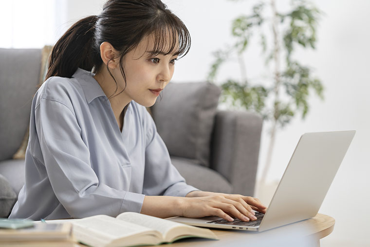パソコンで作業する女性