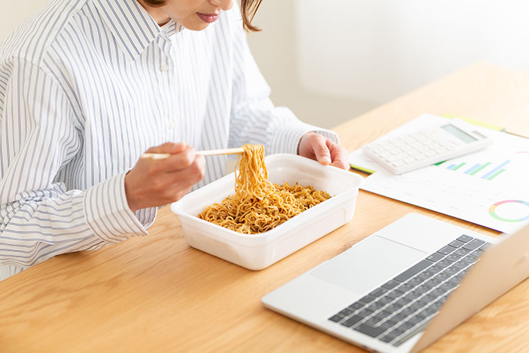カップ焼きそばを食べる女性