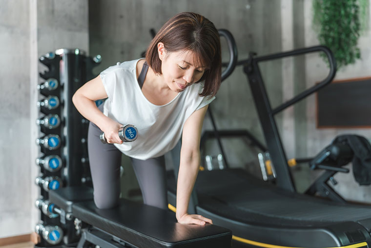筋トレをする女性