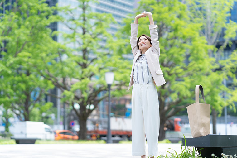 伸びをする女性